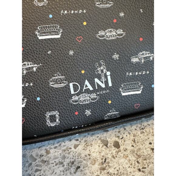 ⭐️Danielle Nicole DANI FRIENDS TV SHOW CENTRAL PERK Crossbody Purse Bag Black - Picture 9 of 11